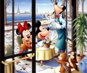 Układanka Miki i Minnie na tarasie w Paryżu, gdzie kelner jest Goofy