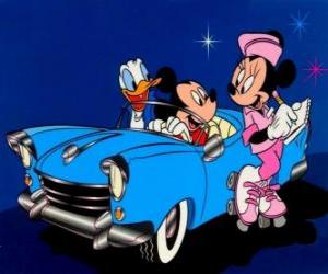 Układanka Miki Mouse i Donaldem w samochodzie podczas gdy odnotowuje Minnie