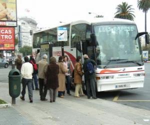 Układanka Autobus miejski w przystanek autobusowy