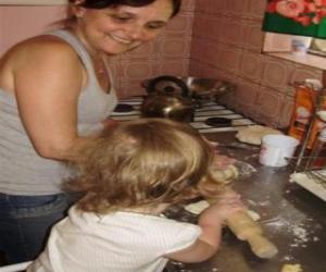 Układanka Babcia nauczania wnuczki gotować