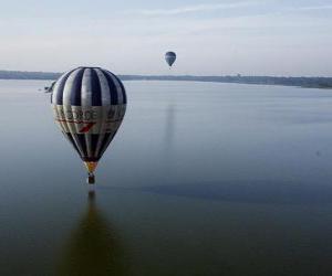 Układanka Balon latające nad wodą