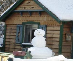 Układanka Bałwan śniegowy w pobliżu domu