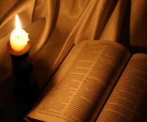 Układanka Biblia i zapalił świecę na ołtarzu