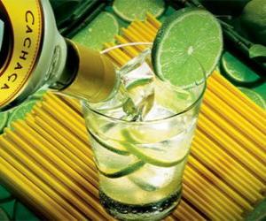 Układanka Caipirinha to brazylijski koktajl składający się z rumu, limonek, cukru i lodu.