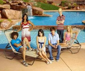 Układanka Chad (Corbin Bleu), Taylor (Monique Coleman) Gabriella Montez (Vanessa Hudgens), Troy Bolton (Zac Efron), Ryan Evans (Lucas Grabeel), Sharpay Evans (Ashley Tisdale) przy basenie