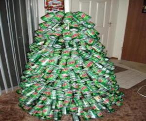 Układanka Choinka wykonana z puszek soda