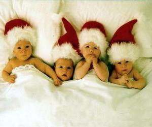 Układanka Cztery dzieci z Santa Claus kapelusz