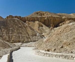 Układanka Dolina Królów gdzie niektóre groby dla pharaons zostały zbudowane. Necropolis Teb, w Luxor, Egipt