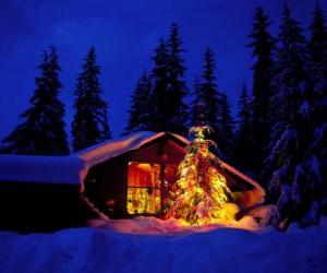 Układanka Dom z dużą drzewo udekorowane świąteczne w ogrodzie