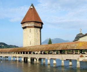 Układanka Drewniany kryty most Kapellbrücke i (Most Klasztorny) i Wasserturm wieża w Lucernie w Szwajcarii