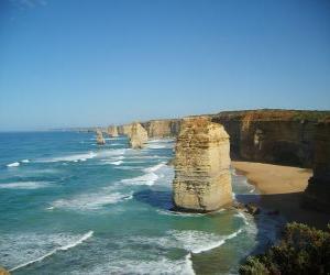 Układanka Dwunastu Apostołów, jest klaster igieł wapiennych wystające z morza u wybrzeży Port Campbell National Park w stanie Victoria, Australia.