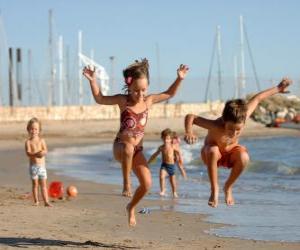 Układanka Dzieci bawiące się na plaży