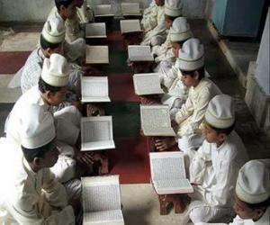 Układanka Dzieci czytanie Koran, święta księga islamu