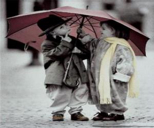 Układanka Dzieci spaceru w deszczu z nią parasol