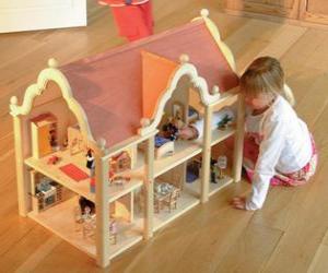 Układanka Dziewczyna gra z lalką i domek dla lalek z meblami