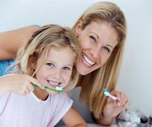 Układanka Dziewczyna szczotkowania zębów, niezbędne dla zdrowia zębów praktyce