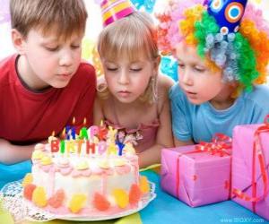Układanka Dziewczyna w momencie wydmuchiwania świece na jej tort urodzinowy