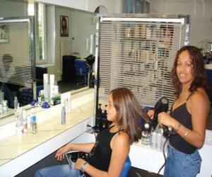 Układanka Fryzjer czesanie i suszenie włosów do klienta w salonie kosmetycznym lub salon fryzjerski