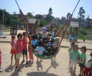 Układanka Grupa dzieci bawiące się w parku