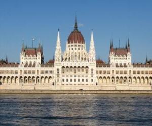 Układanka Imponujący budynek węgierskiego parlamentu w Budapeszcie, nad brzegiem Dunaju