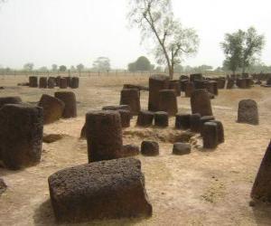 Układanka Kamienne Kręgi Senegambia zawierają 93 kamiennych kręgów oraz liczne kurhany. Senegalu i Gambii.