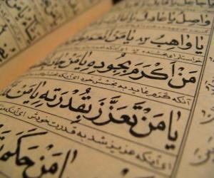 Układanka Koran jest święta księga islamu, zawiera słowo Boga objawione Jego proroka Mahometa