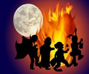 Układanka kostiumach dzieci tańczą wokół ogniska