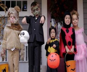 Układanka Kostiumy na Halloween dla dzieci