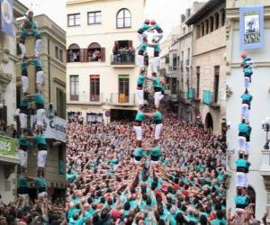 Układanka Ludziach wieży &#039;castell&#039;, dwie osoby na osiem poziomów, hodowane i odprowadzane Castellers de Vilafranca 01 listopada 2010