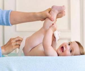Układanka Mama czyszczenia i zmiana pieluszka dziecko
