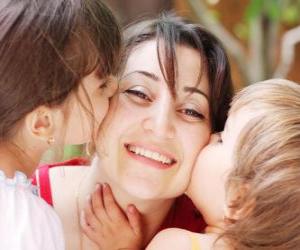 Układanka Mama lub matce otrzymywać pocałunki od swoich dzieci