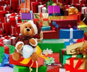 Układanka Miś przebrany za Świętego Mikołaja i prezenty świąteczne