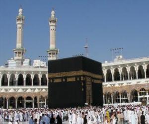 Układanka Muzułmańscy pielgrzymi chodzą Kaaba, w kształcie sześcianu budynku w Mekce, w Arabii Saudyjskiej