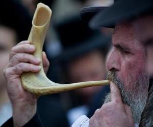 Układanka Mężczyzna gra Szofar. Instrument muzyczny wiatru typowe z żydowskie święta