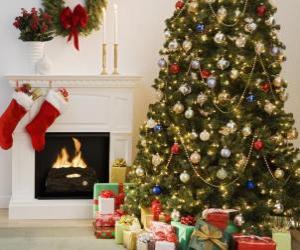 Układanka Ognisko w Boże Narodzenie z wisiał skarpetki i ozdób choinkowych