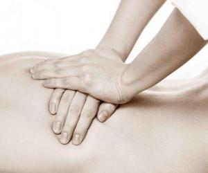 Układanka Pacjenta otrzymującego masażu leczniczego przez fizjoterapeutę