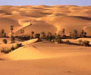 Układanka Palmy w wydmy pustyni