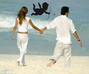 Układanka Para zakochanych, spacerując po plaży