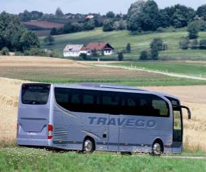 Układanka Pasażerowie autobusu w krajobrazie