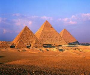 Układanka Piramida Cheopsa w środku wraz z dwoma innymi piramidy ważne kompleksu Necropolis Giza na obrzeżach Kair, Egipt