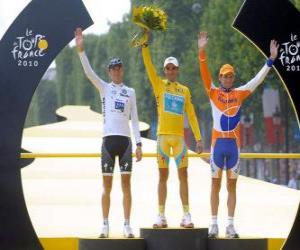 Układanka Podium z 97. Tour de France Alberto Contador, Andy Schleck i Denis Mienszow, w Łuku Triumfalnego i Champs Elysees w tle