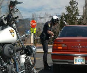 Układanka Policjant Motorized z jego motocykla i umieścić grzywny na kierowców