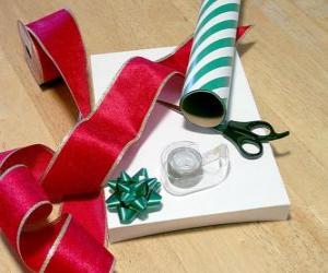 Układanka prezenty z ozdobną wstążką i nożyczki