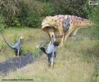 Dinozaur ryczący w obliczu ataku trzech innych mniejszych dinozaurów