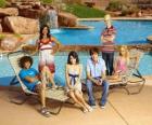 Chad (Corbin Bleu), Taylor (Monique Coleman) Gabriella Montez (Vanessa Hudgens), Troy Bolton (Zac Efron), Ryan Evans (Lucas Grabeel), Sharpay Evans (Ashley Tisdale) przy basenie