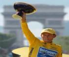 Lance Armstrong z trofeum