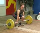 Podnoszenie ciężarów - Weightlifter na początku wykonywania