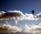 Balon w chmurach