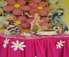 Obchody tort ze świeczkami, prezenty i balony