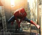 Superbohater Spiderman skacząc między budynkami w mieście, kołysząc się z jego pajęczyna